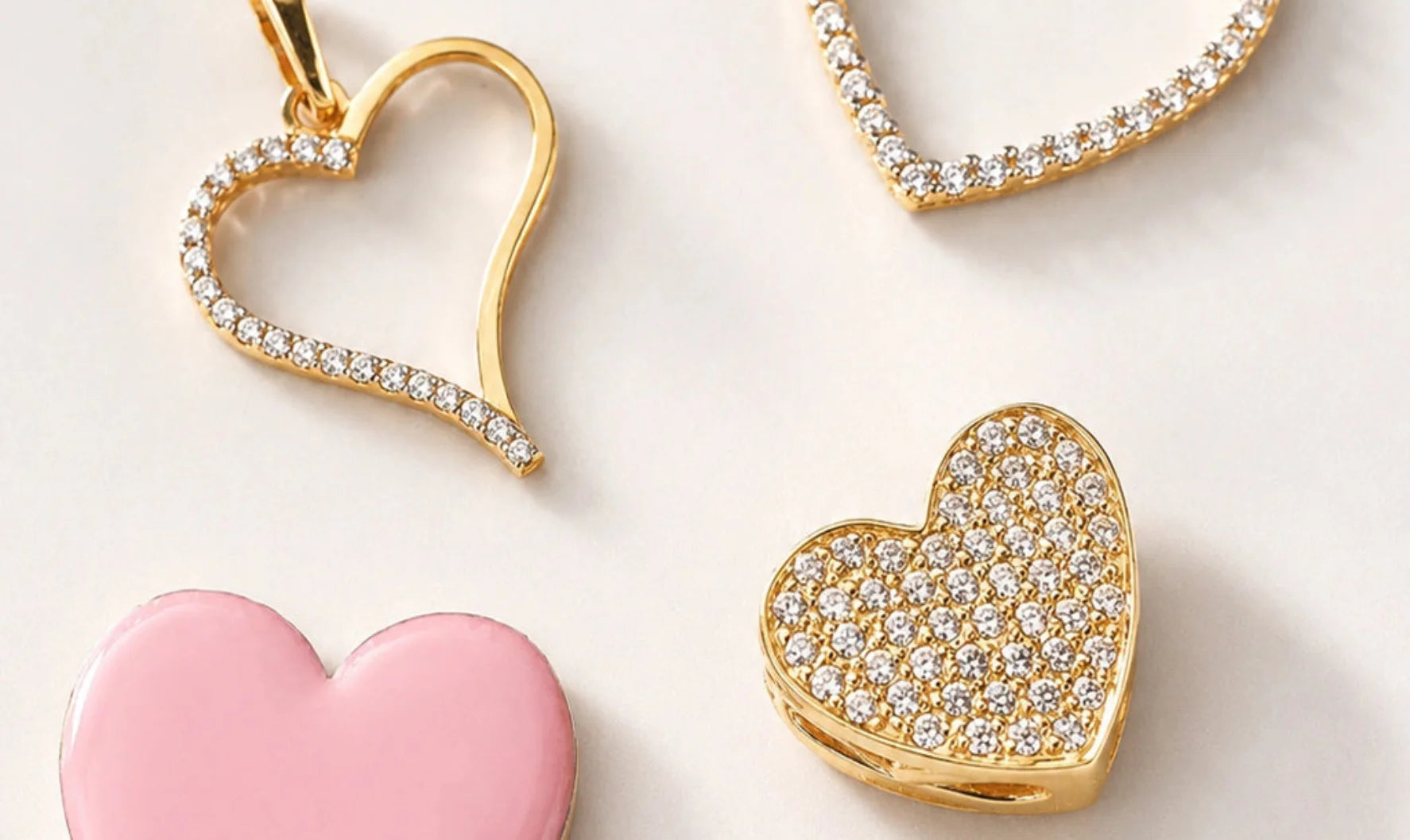 Ciondoli a forma di cuore in oro con zirconi luminosi Sakrami, gioielli eleganti e romantici della collezione cuore.