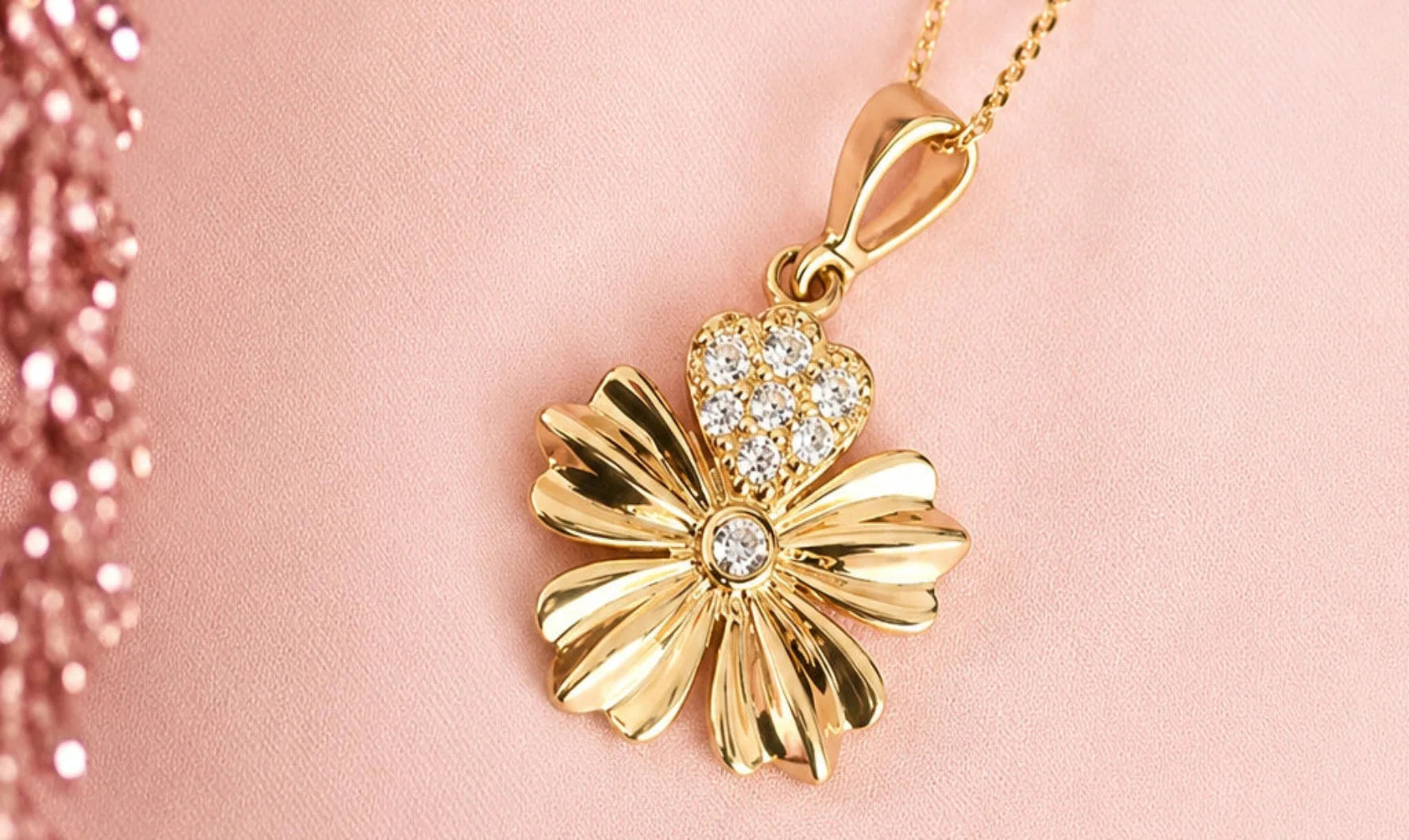 Collana con ciondolo a fiore in oro e zirconi luminosi Sakrami, gioiello elegante e raffinato della collezione fiori.