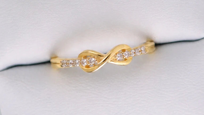 Anello infinito in oro con zirconi luminosi Sakrami all’interno di una confezione elegante, gioiello simbolo di amore eterno.