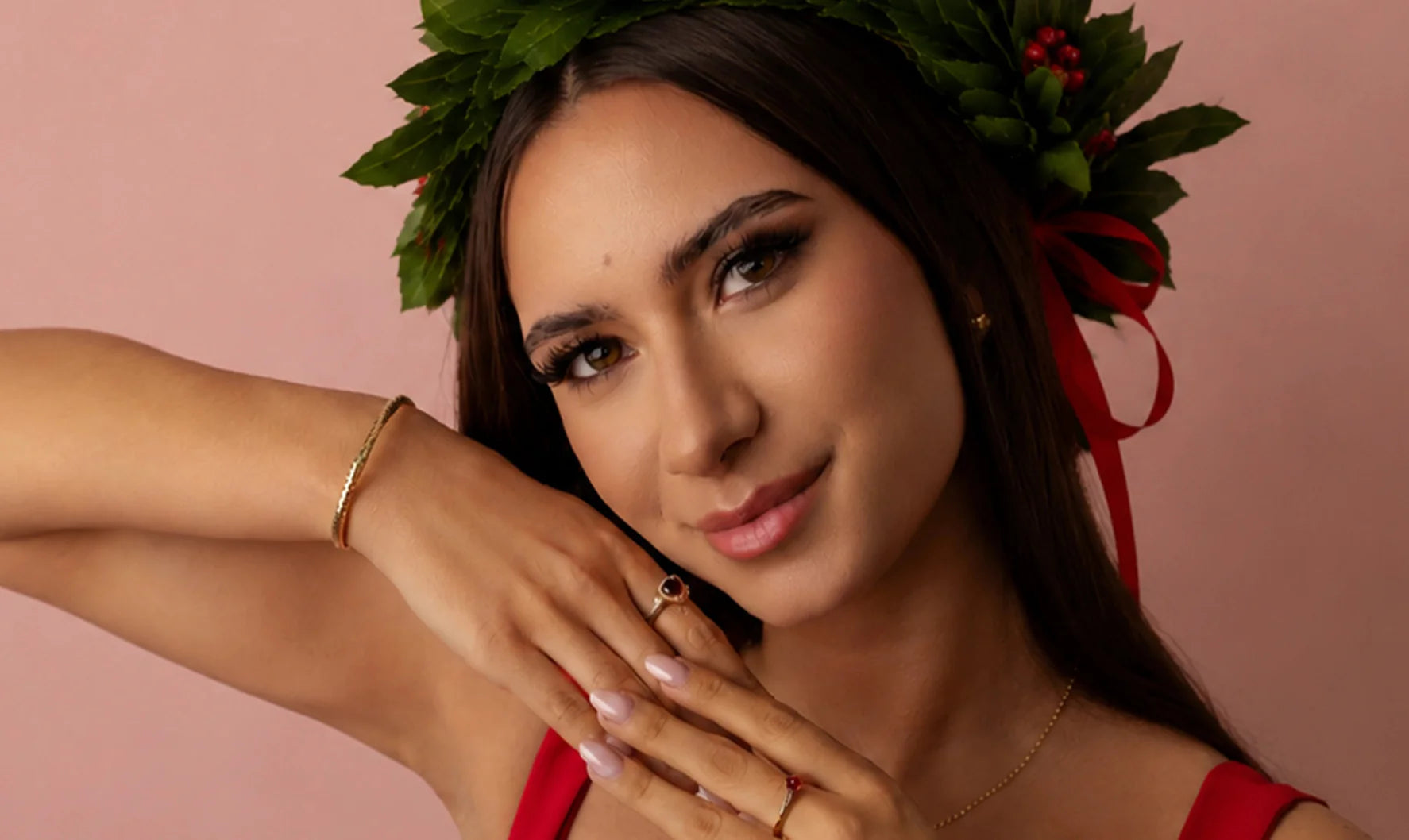 Donna con corona d’alloro e gioielli Sakrami in abito rosso elegante, ritratto dedicato alla celebrazione della laurea.