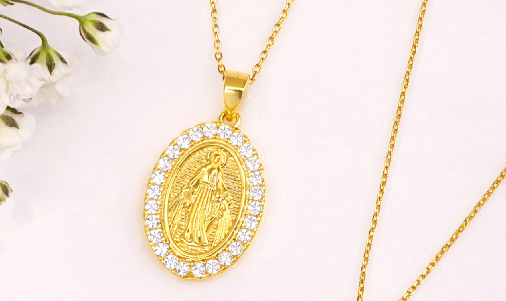 Collane con medaglia della Madonna e cuore luminoso in oro con zirconi Sakrami, gioielli eleganti della collezione religiosa.