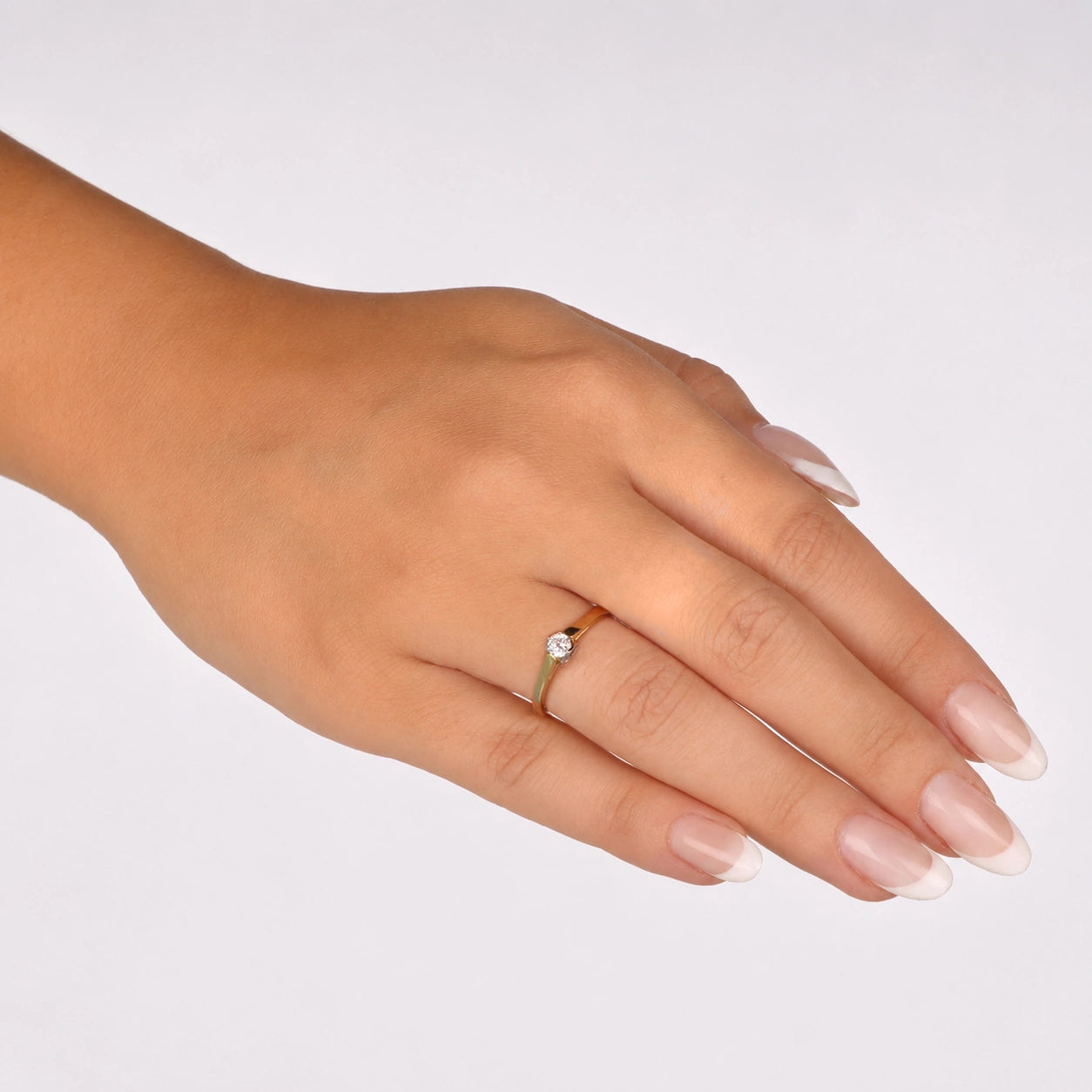Anillo solitario de oro con engaste en forma de corazón