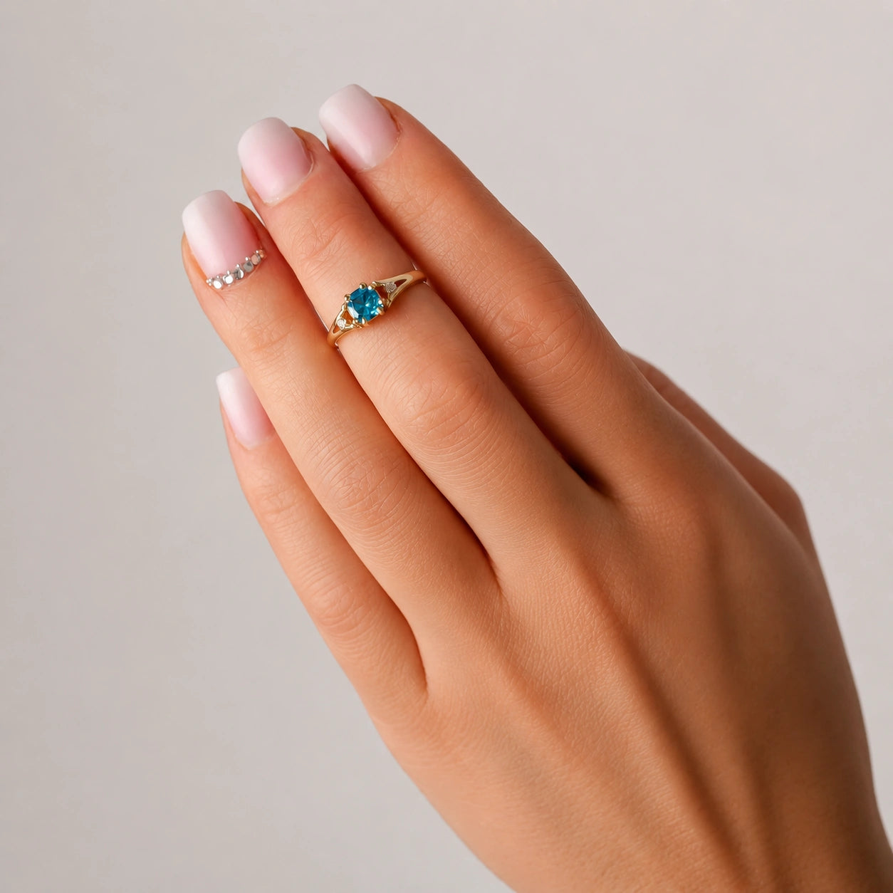Anello in Oro con Zircone Blu Mare