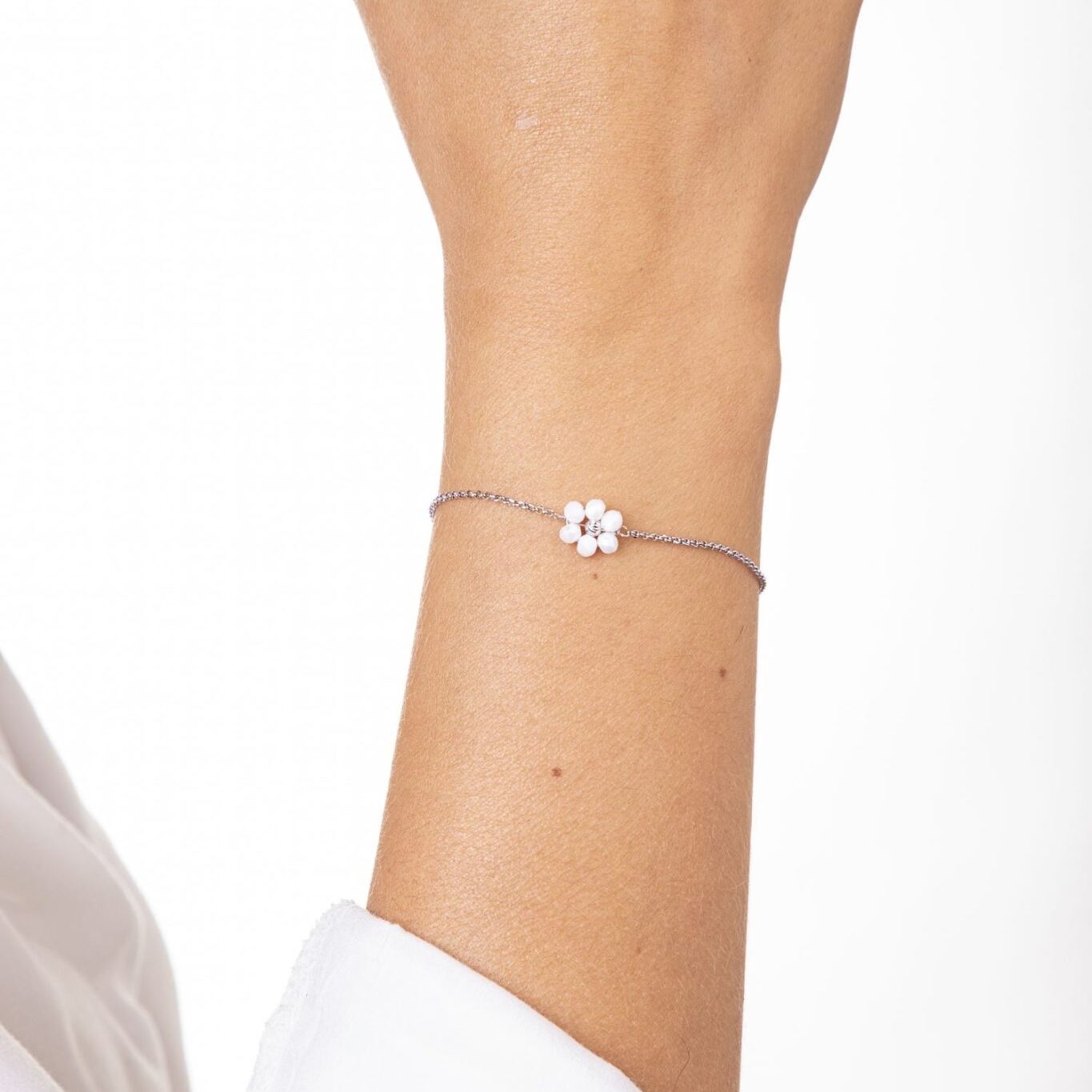 Pulsera rodiada con flor