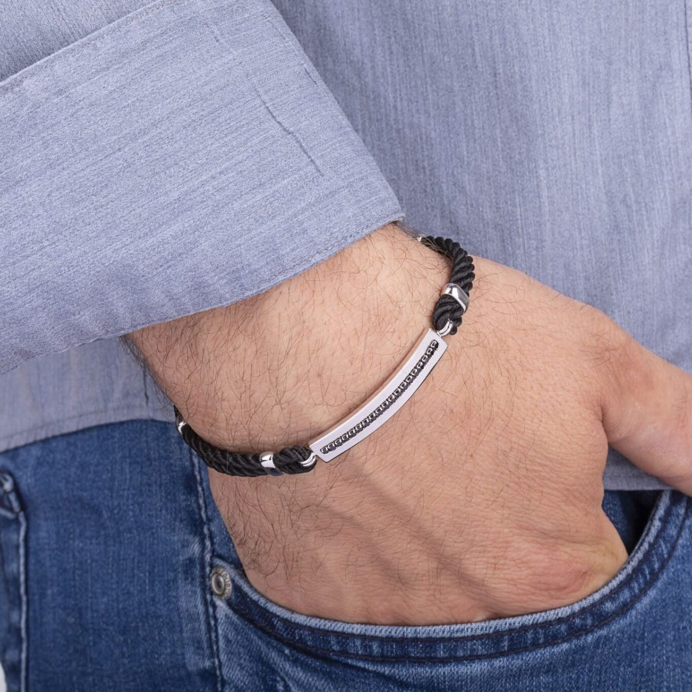 Armband mit halb pavé besetzter Plakette