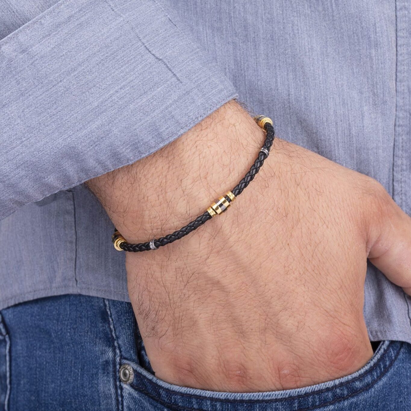 Geflochtenes Armband mit goldfarbenen Rondellen