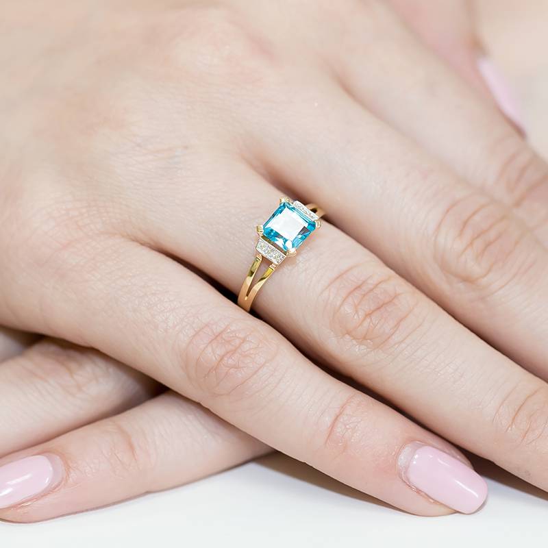 Skya Ring in Gold with Topaz and 6 Diamonds