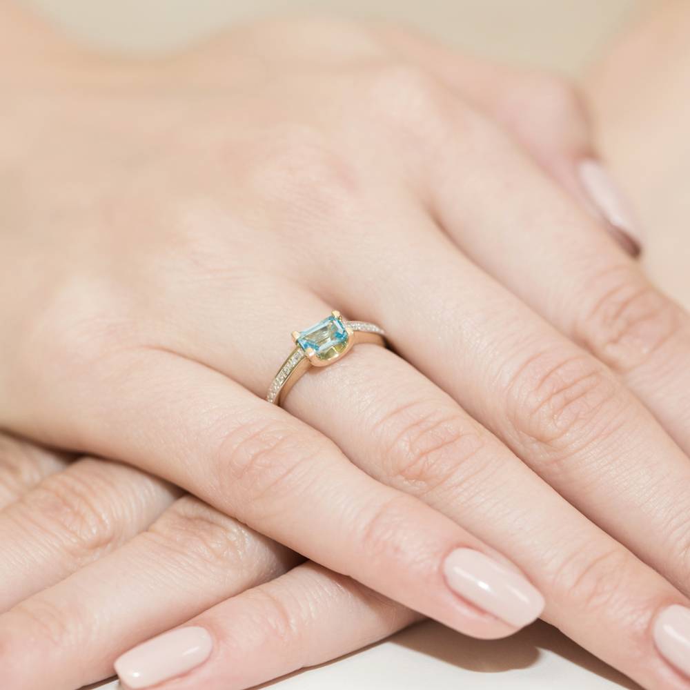 Mistral Ring in Gold with Topaz and 6 Diamonds