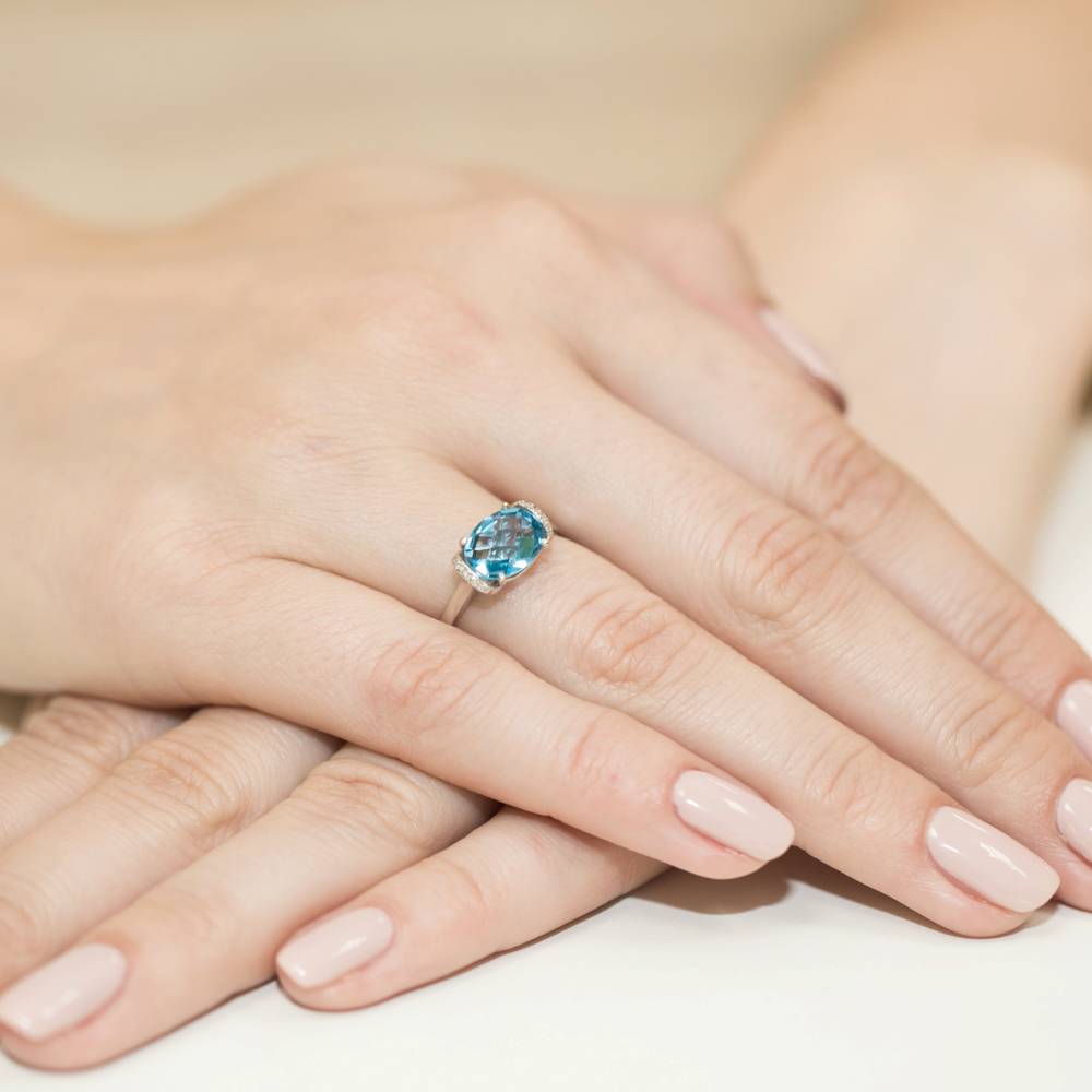 Anello Celestia in Oro con Topazio e 8 Diamanti