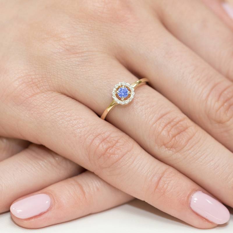 Anello Orlaya in Oro con Tanzanite e 16 Diamanti