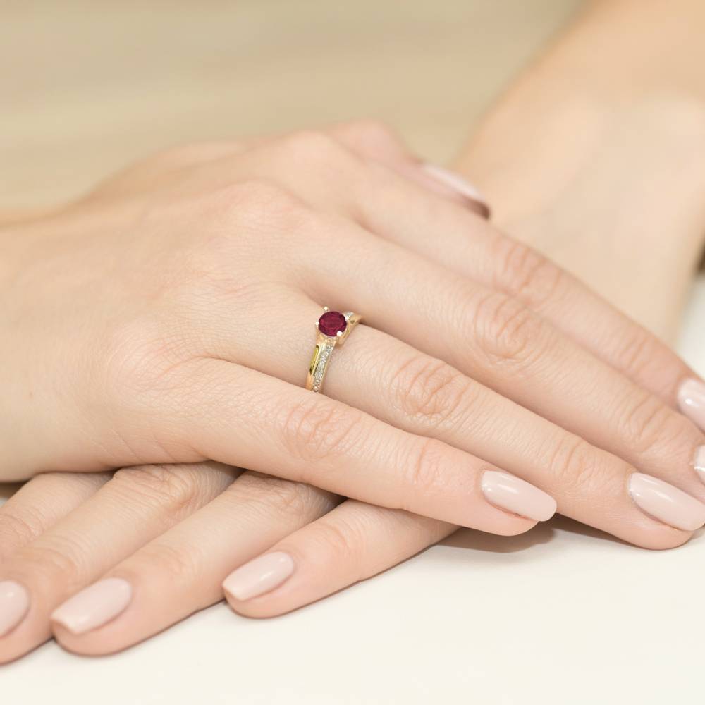 Anillo Elan en Oro con Granate y 6 Diamantes