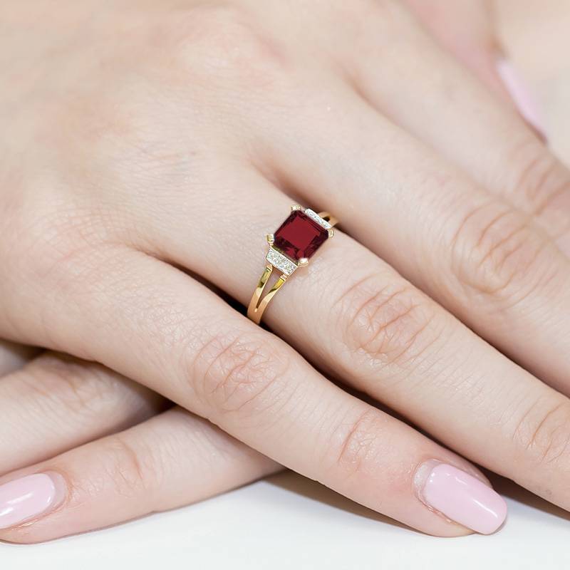 Anello Vexa in Oro con Granato e 6 Diamanti