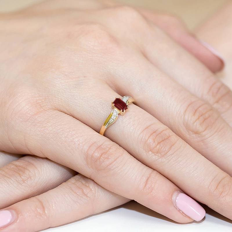 Anillo Naria en Oro con Granate y 6 Diamantes