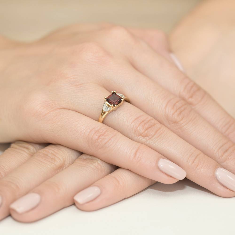 Anello Orena in Oro con Granato e 2 Diamanti