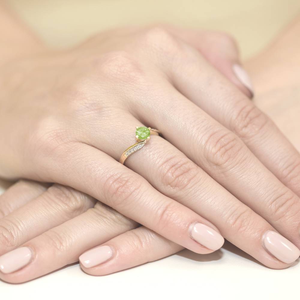 Anello Nyra in Oro con Olivina e 10 Diamanti