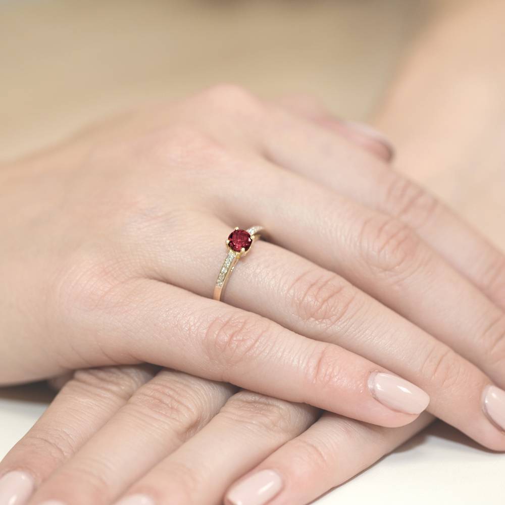 Anello Nolya in Oro con Rubino e 10 diamanti