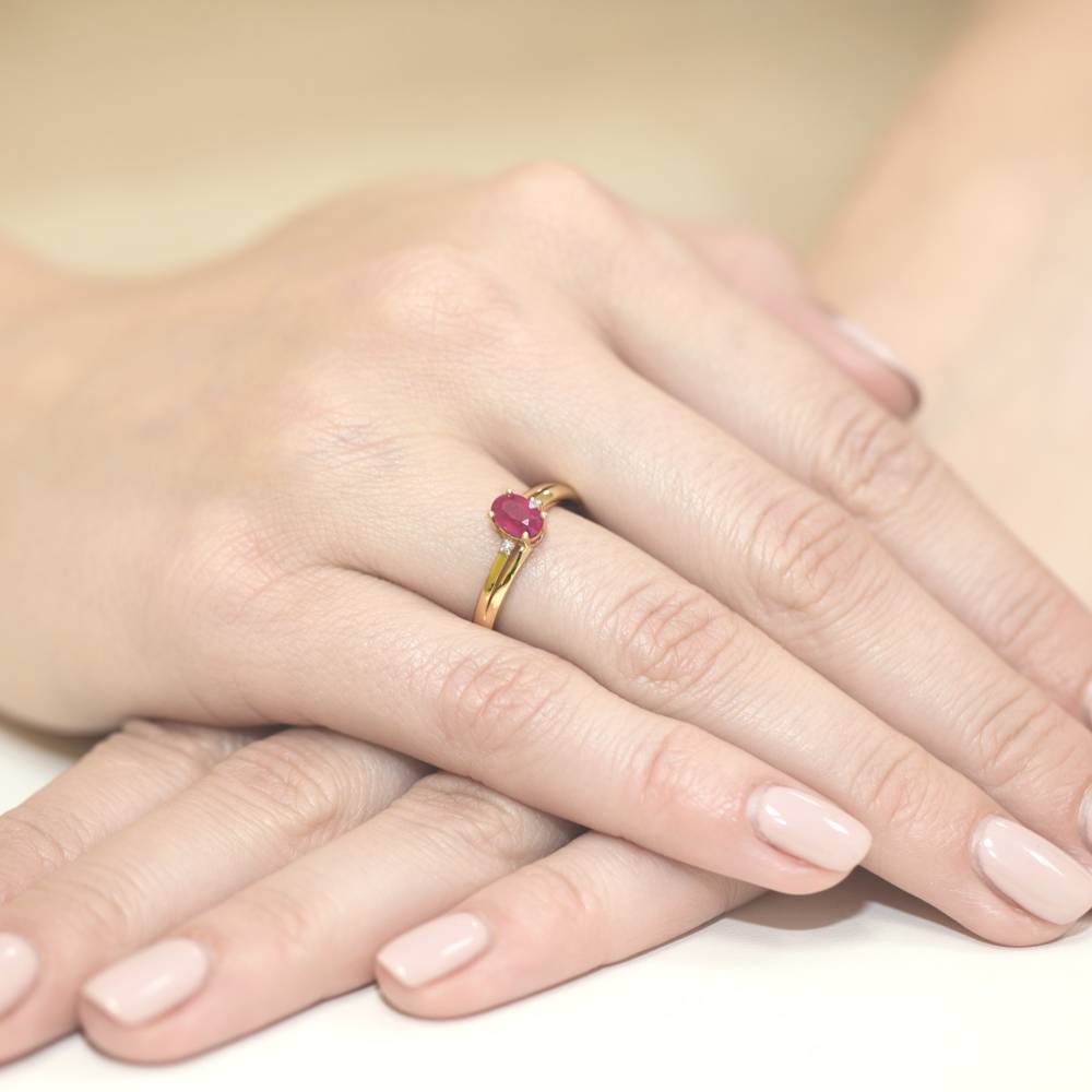 Kira Ring in Gold with Ruby and 2 Diamonds