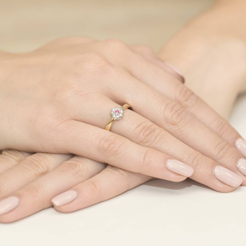 Elya Ring in Gold with Ruby and 8 Diamonds