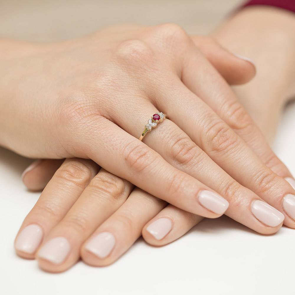 Anello Butterfly in Oro con Rubino e 4 Diamanti