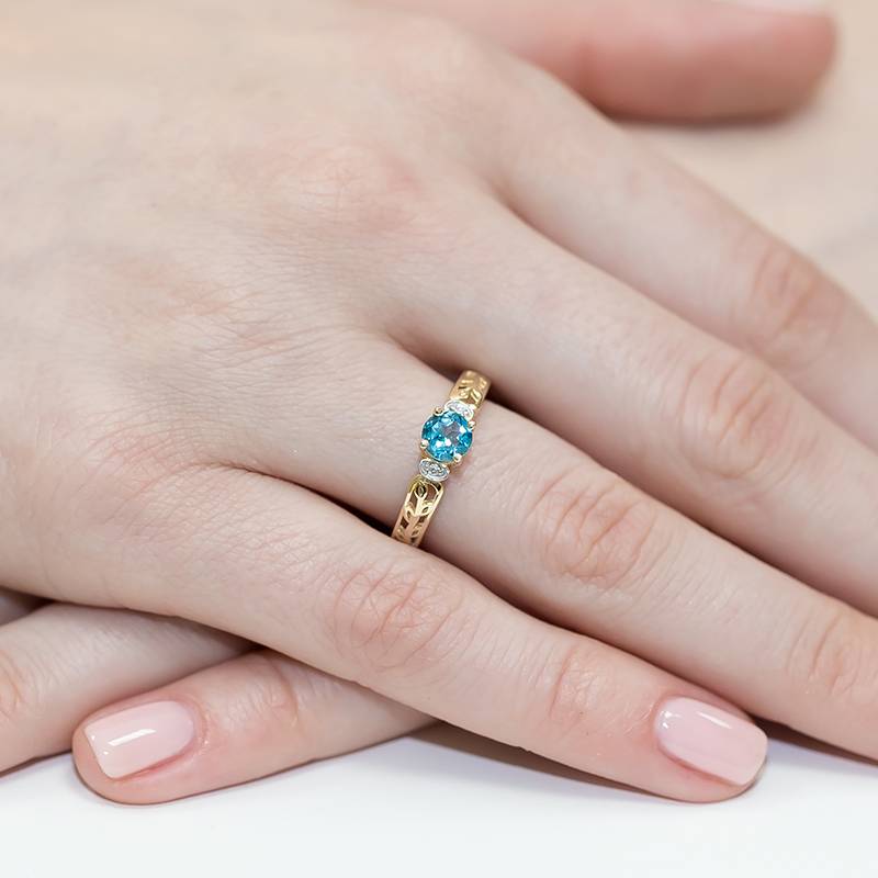 Anello Althea in Oro con Topazio e 2 Diamanti