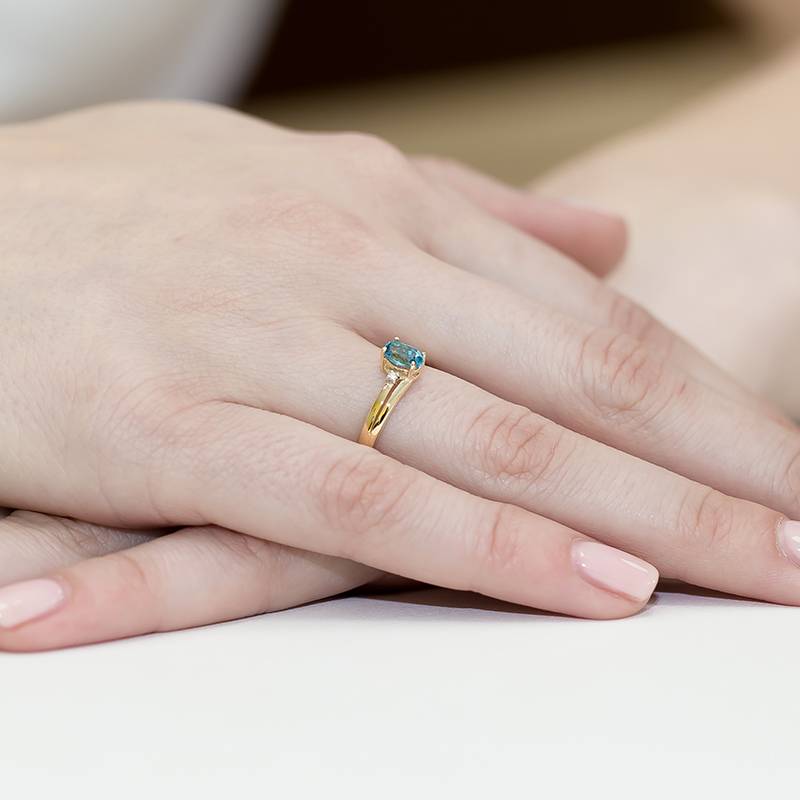 Crysea Ring in Gold with Topaz and 2 Diamonds