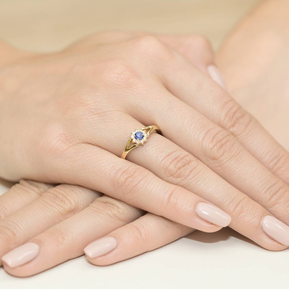 Anello Clarion in Oro con Tanzanite e 10 Diamanti