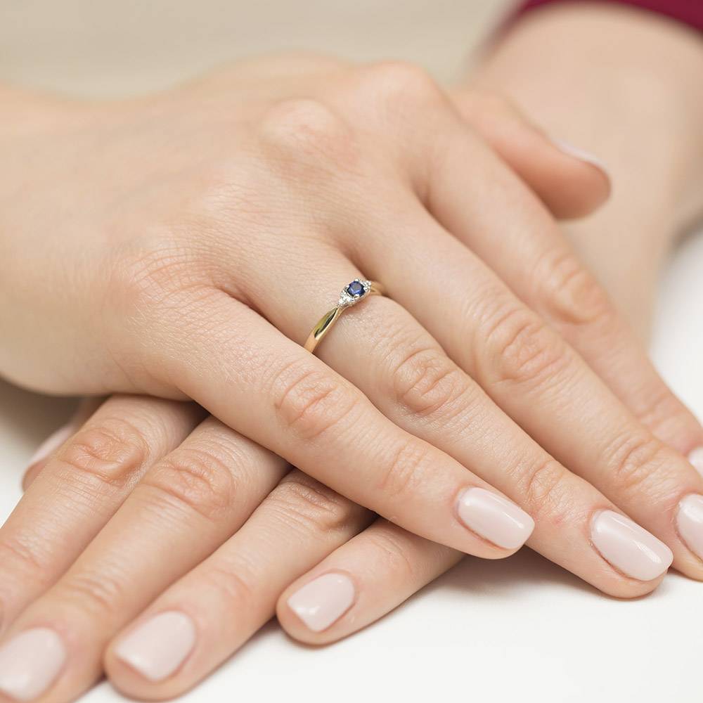 Anello Saphira in oro con Zaffiro e 6 Diamanti