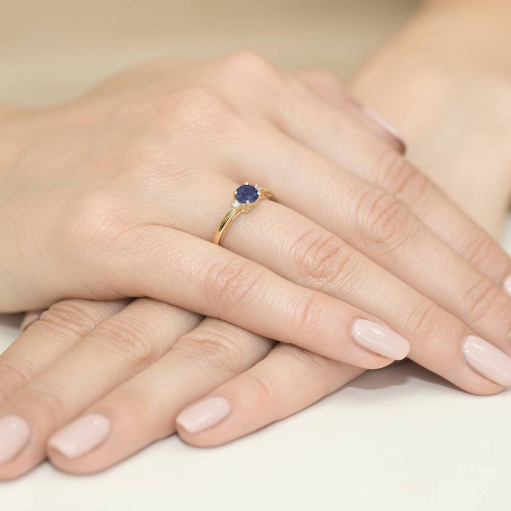 Anello Velaris in Oro con Zaffiro e 2 Diamanti