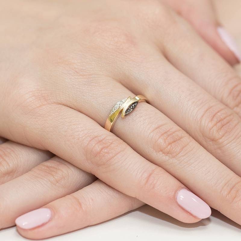 Bague Foil en Or avec 3 diamants Noirs et 3 Diamants Blancs