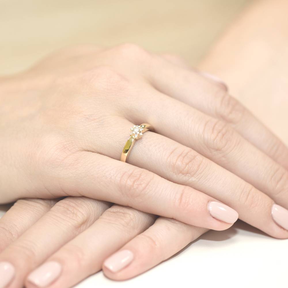 Anello Purity in Oro con Diamante e 6 Diamanti