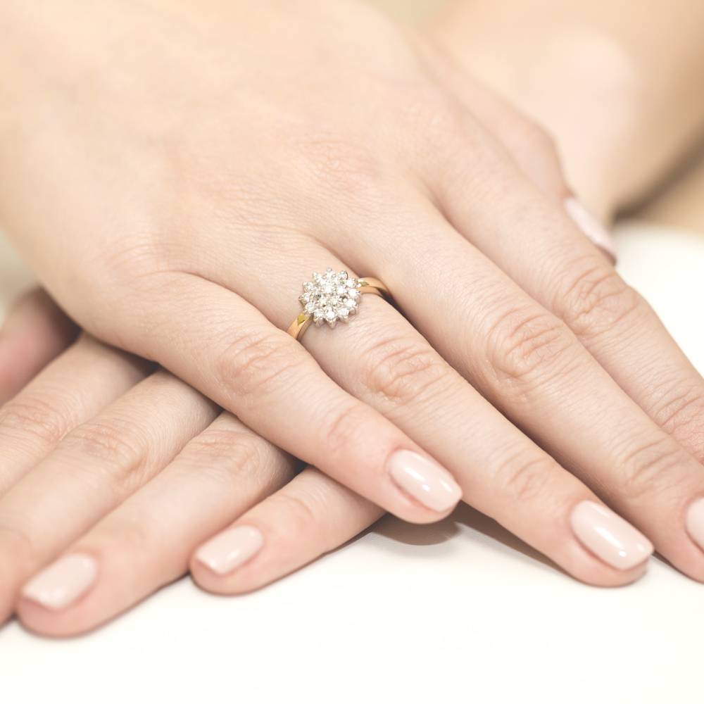 Anello Corolla in Oro con 19 Diamanti