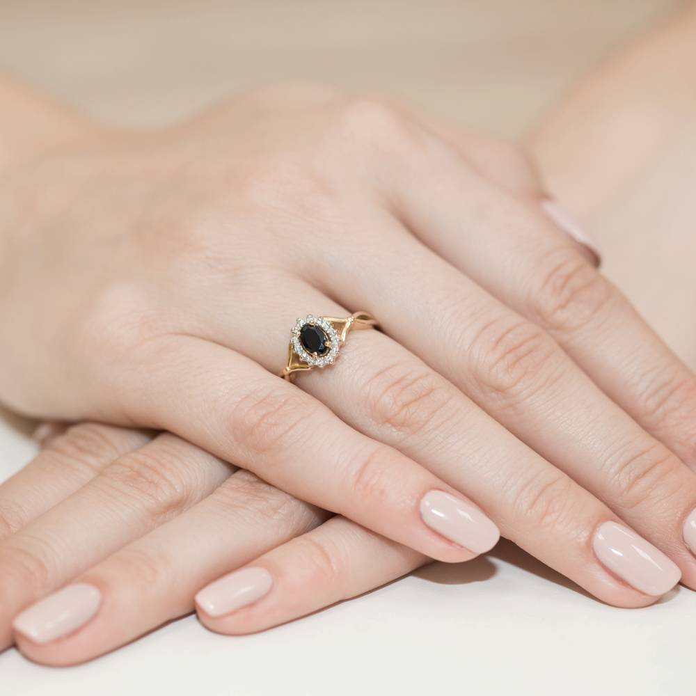 Ring Iside aus Gold mit Saphir und 14 Diamanten