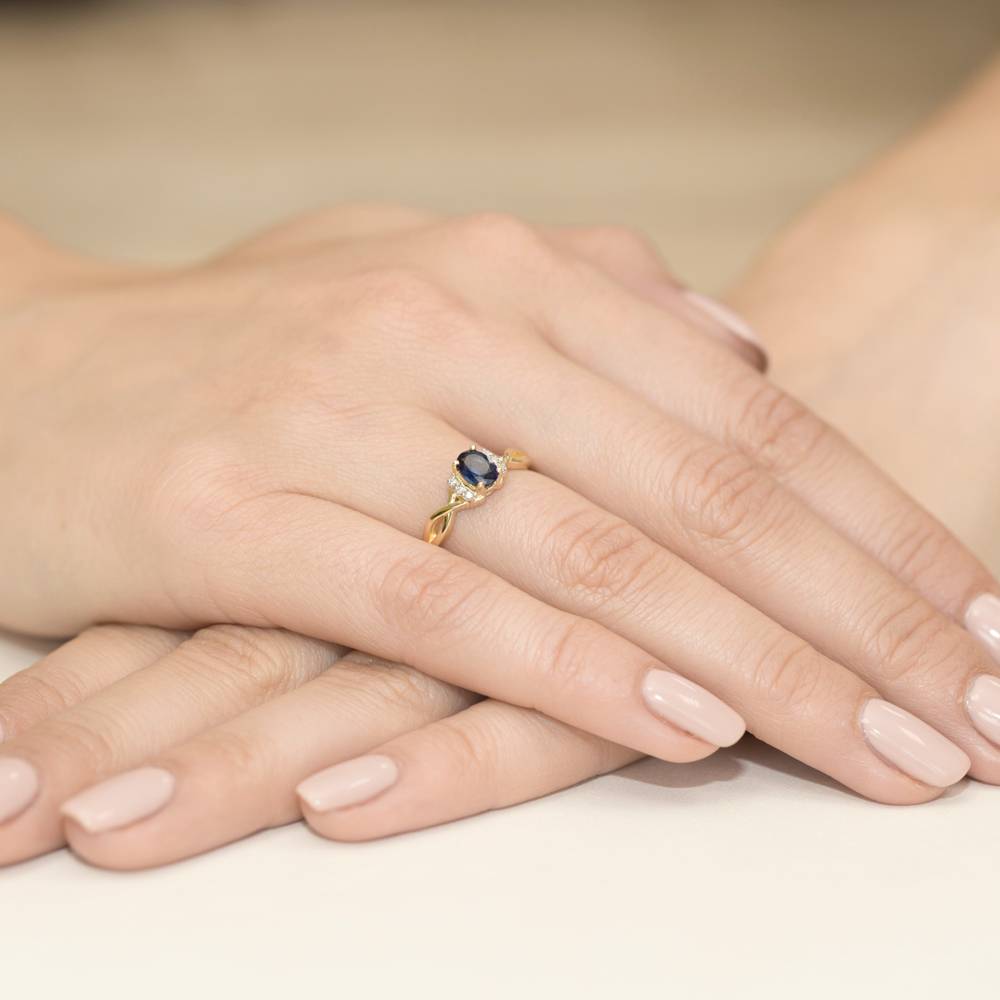 Ring Lunaria aus Gold mit Saphir und 6 Diamanten