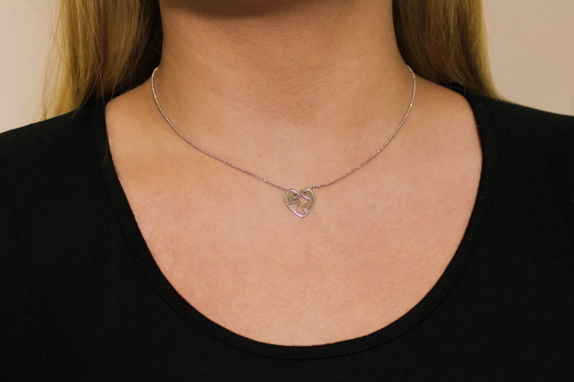 Kette mit Globus im Herz