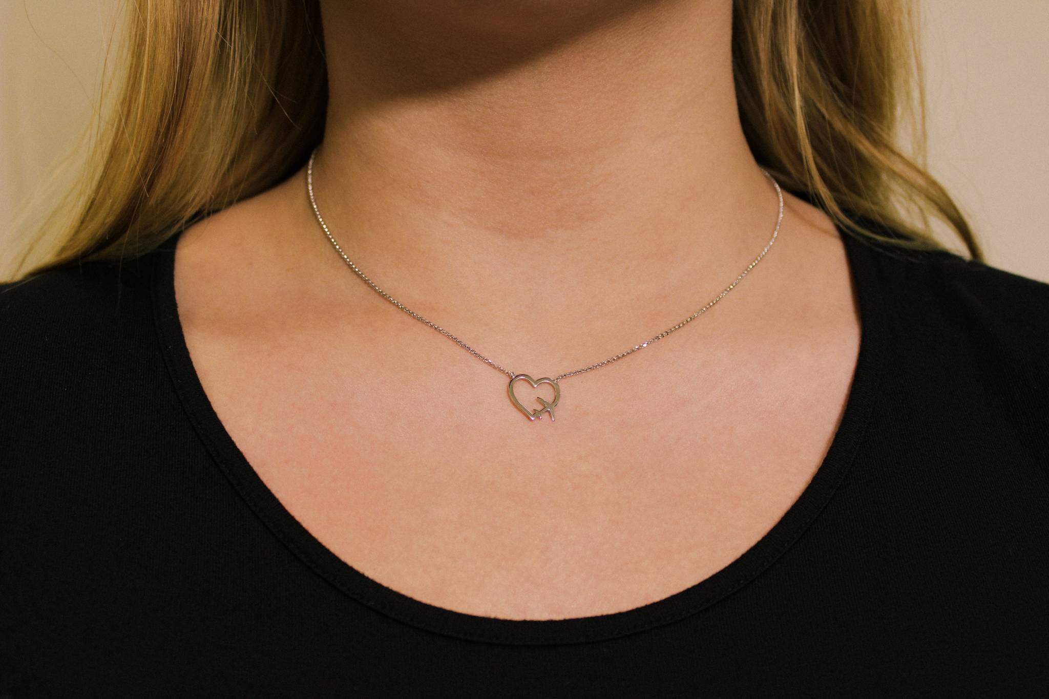 Collar con Avión y Corazón
