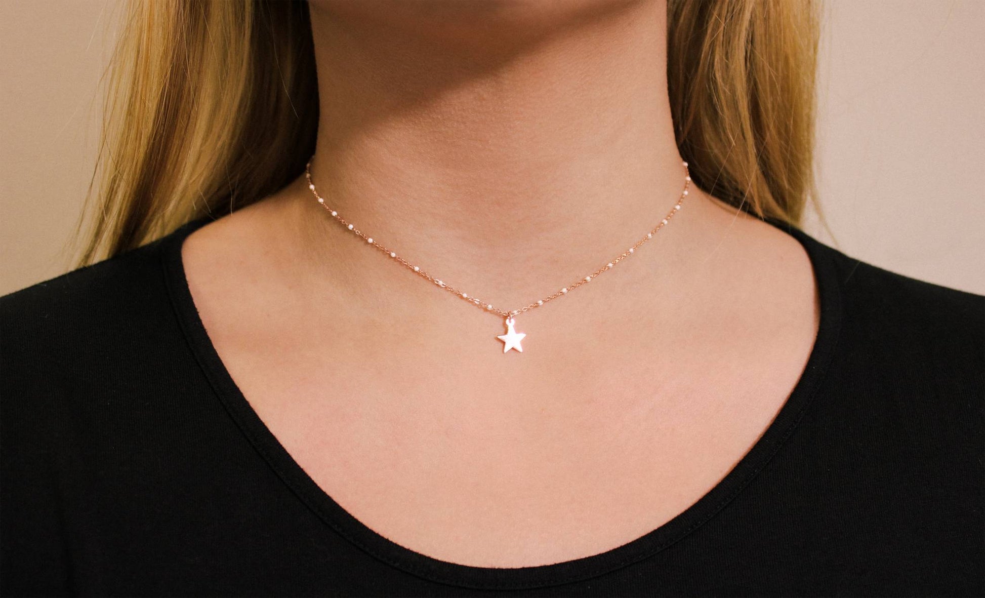Halskette mit abwechselnder emaillierter Kette und Stern