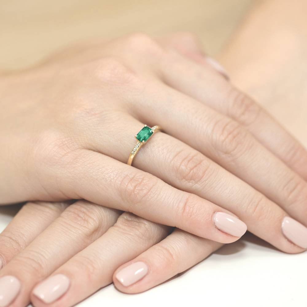 Ring Elvira aus Gold mit Smaragd und 6 Diamanten