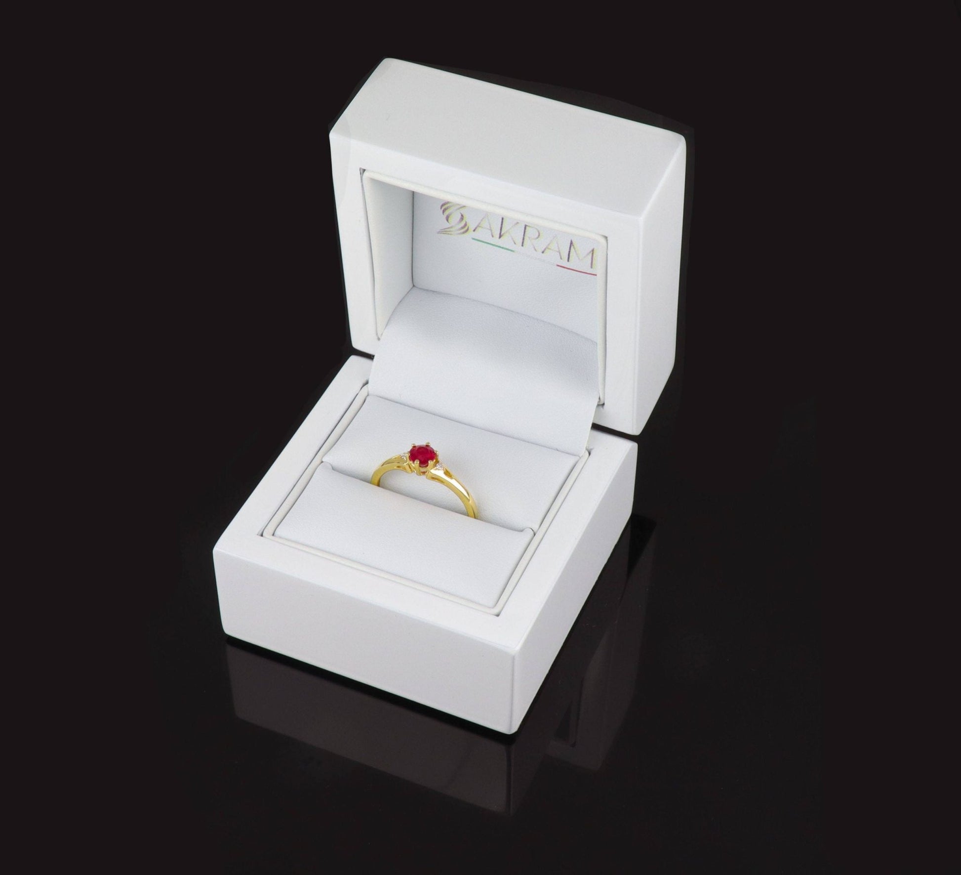 Anello Bocciolo in Oro con Rubino e 2 Diamanti