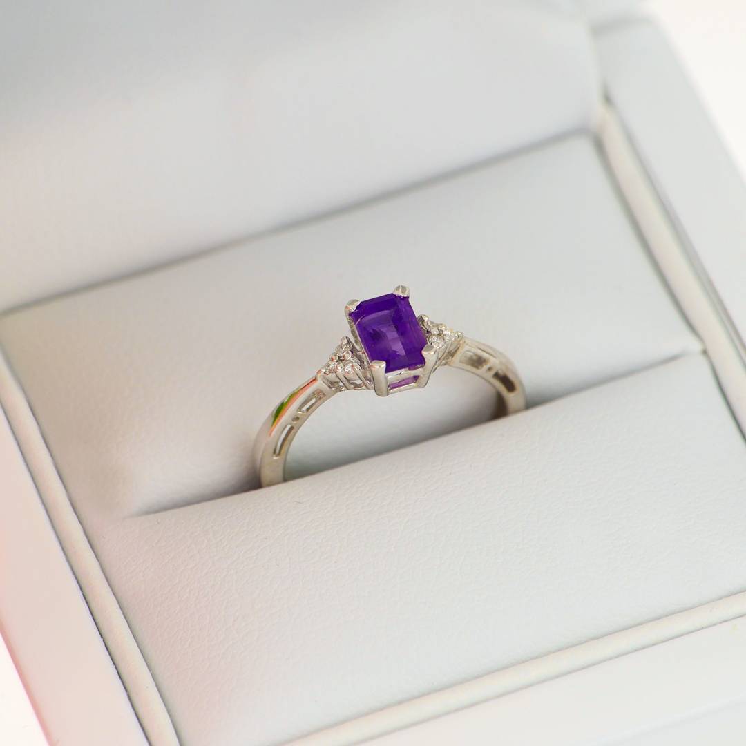 Anello Elurea in Oro con Ametista e 6 Diamanti