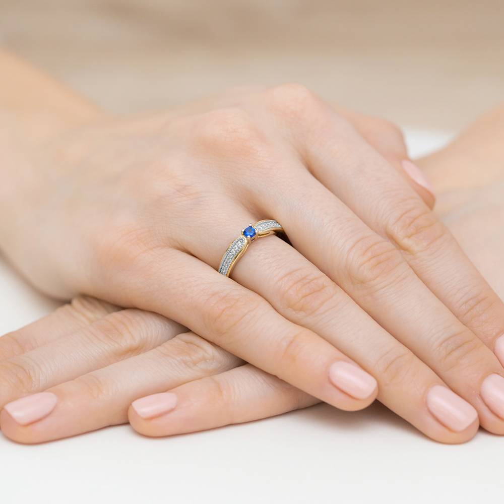 Bague en or avec saphir 0,15 ct et 18 diamants 0,09 ct