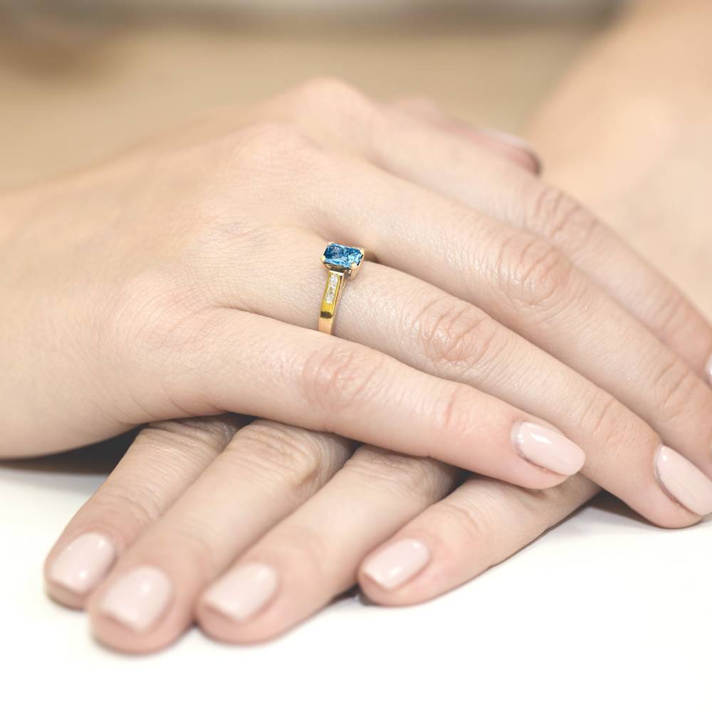 Massive Gold Ring with 0.80 ct Topaz and 4 Diamonds 0.04 ct