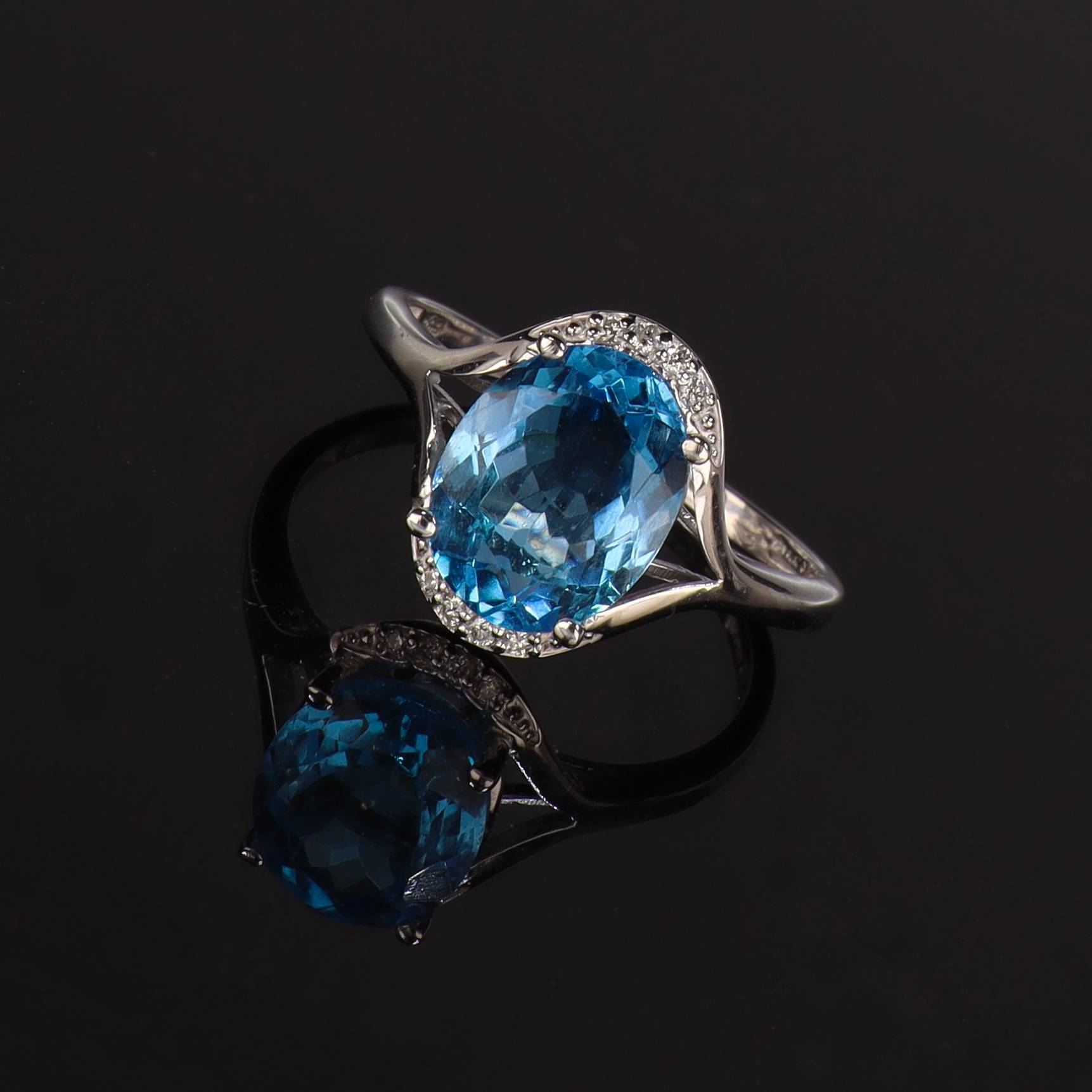 Anello Sole Blu in Oro con Topazio e 8 Diamanti