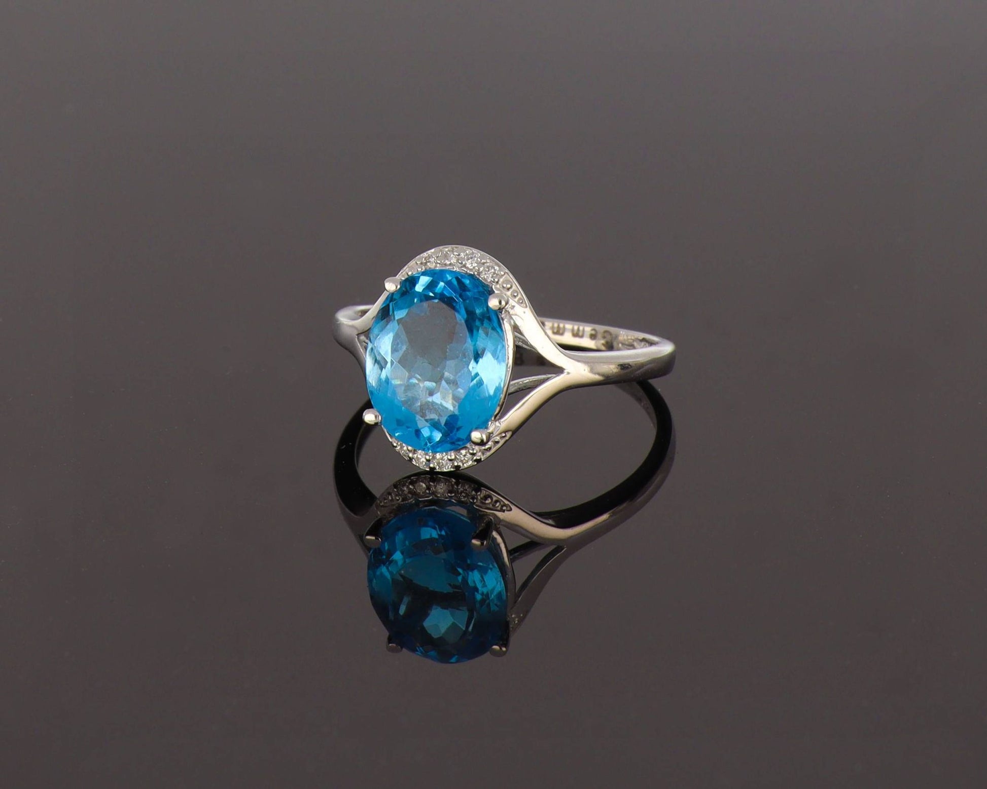 Anello Sole Blu in Oro con Topazio e 8 Diamanti