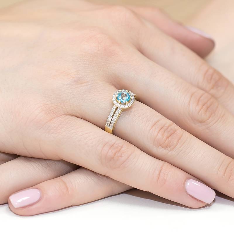 Bague en or avec topaze 0,50 ct et 40 diamants 0,20 ct