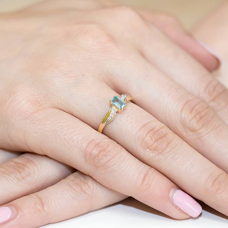 Bague en or avec topaze 0,65 ct et 6 diamants 0,03 ct