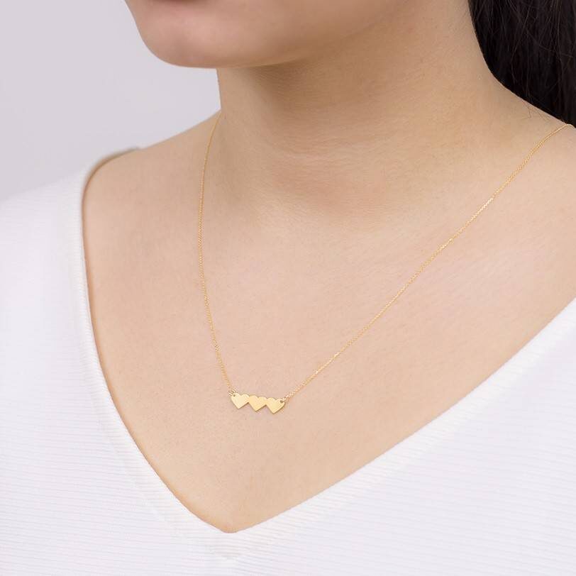 Halskette aus Gold mit drei Herzen