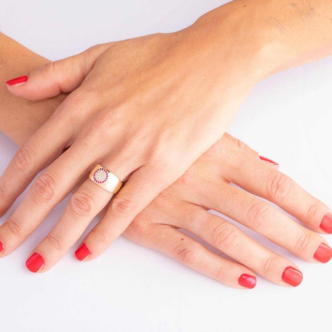 Bague sceau en or et zirconium cubique rouge