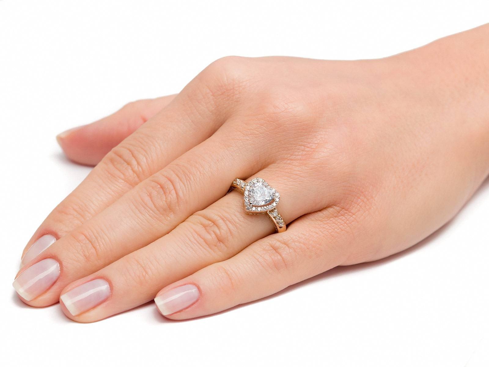 Anello in Oro a Fascia Cuore e Zirconi Rosso