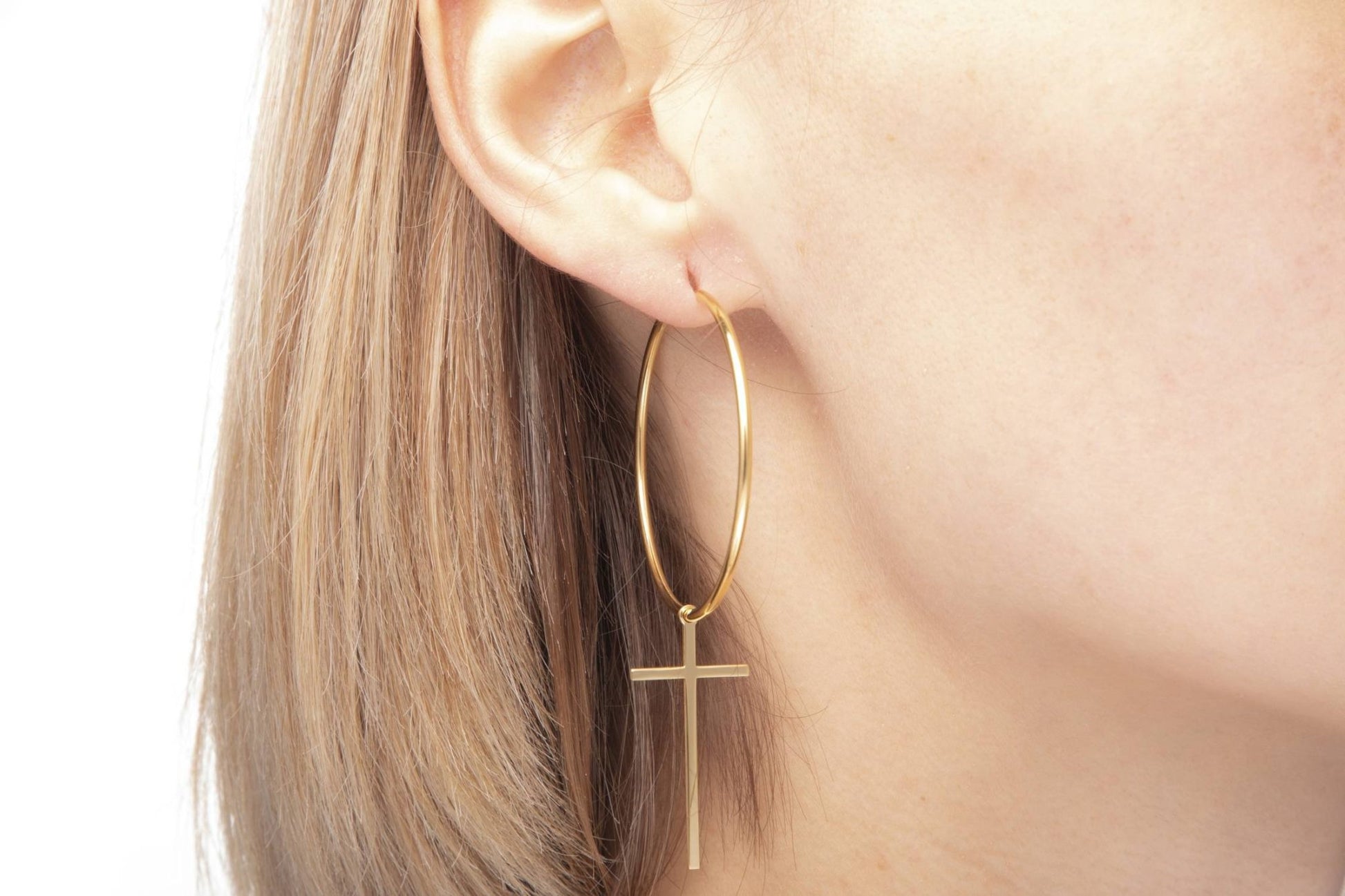 Boucles d'oreilles en Argent Cercles Dorés avec Croix Pendante