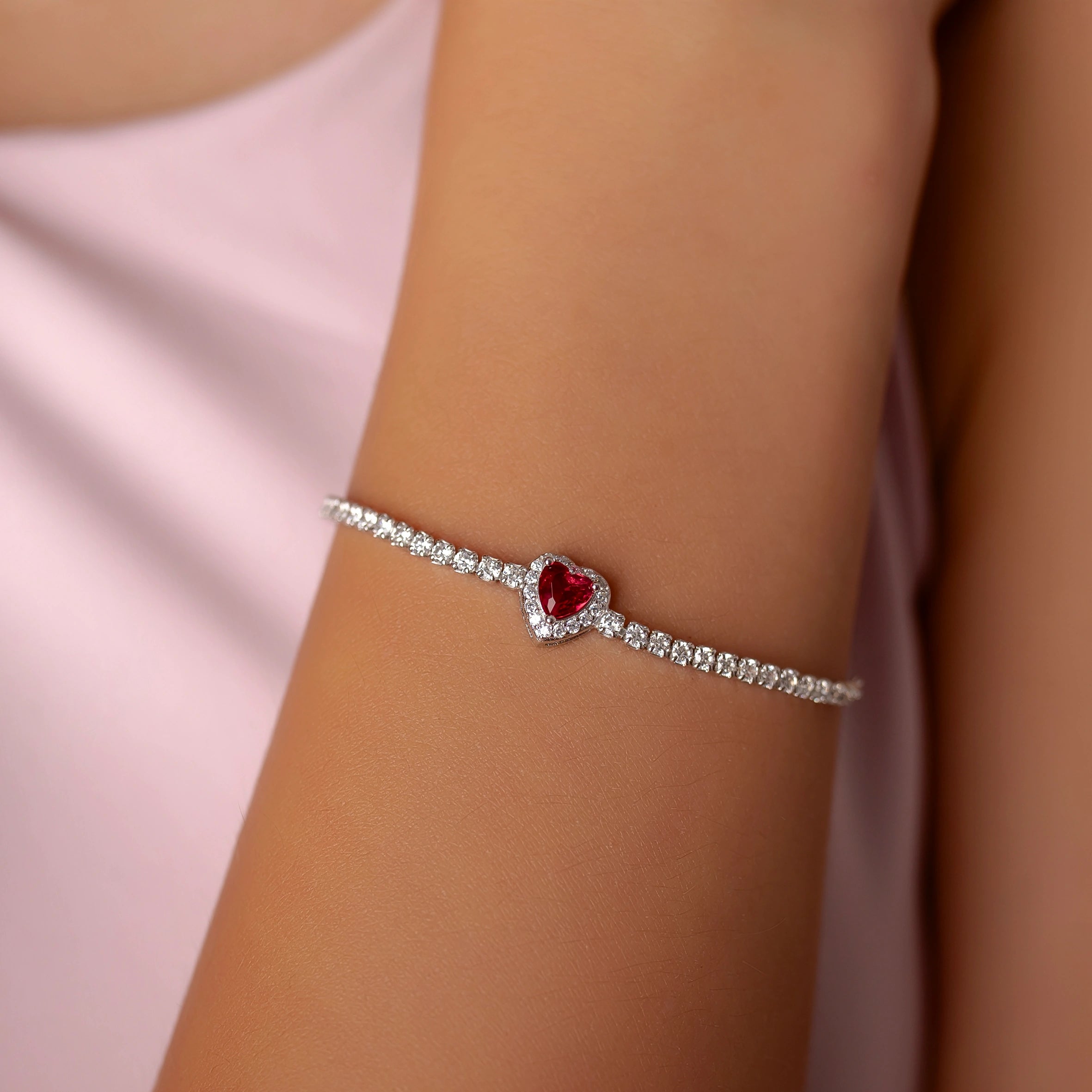 Pulsera con Corazón Rosa Fucsia y Circonitas